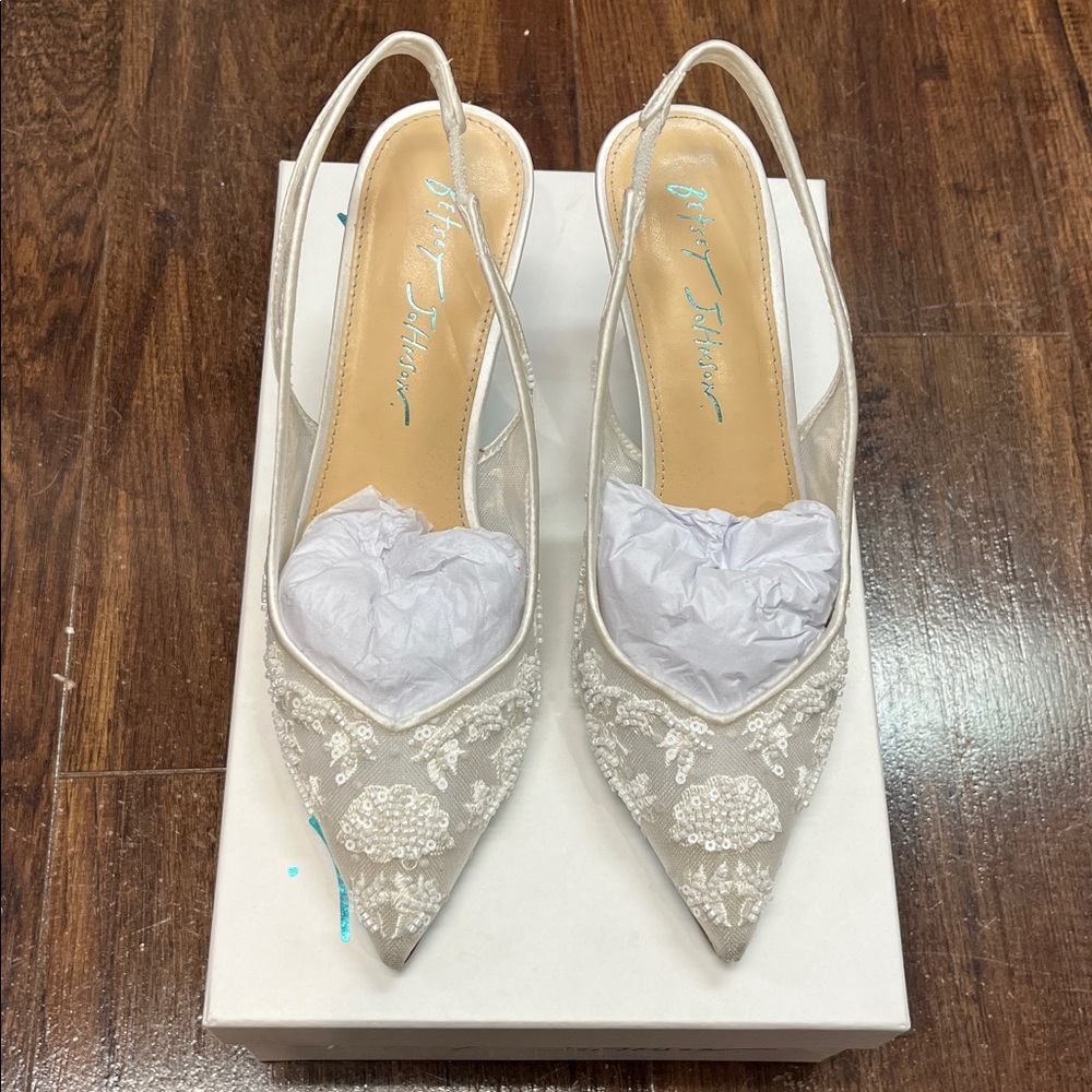 Betsey Johnson Nikki Ivory Slingback Heel Size 6